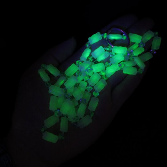 Uranium glass vintage hand knotted bead necklace - Picture 10 of 11